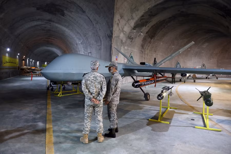Bên trong căn cứ được cho là có những loại drone với tên lửa tương tự tên lửa của Mỹ.