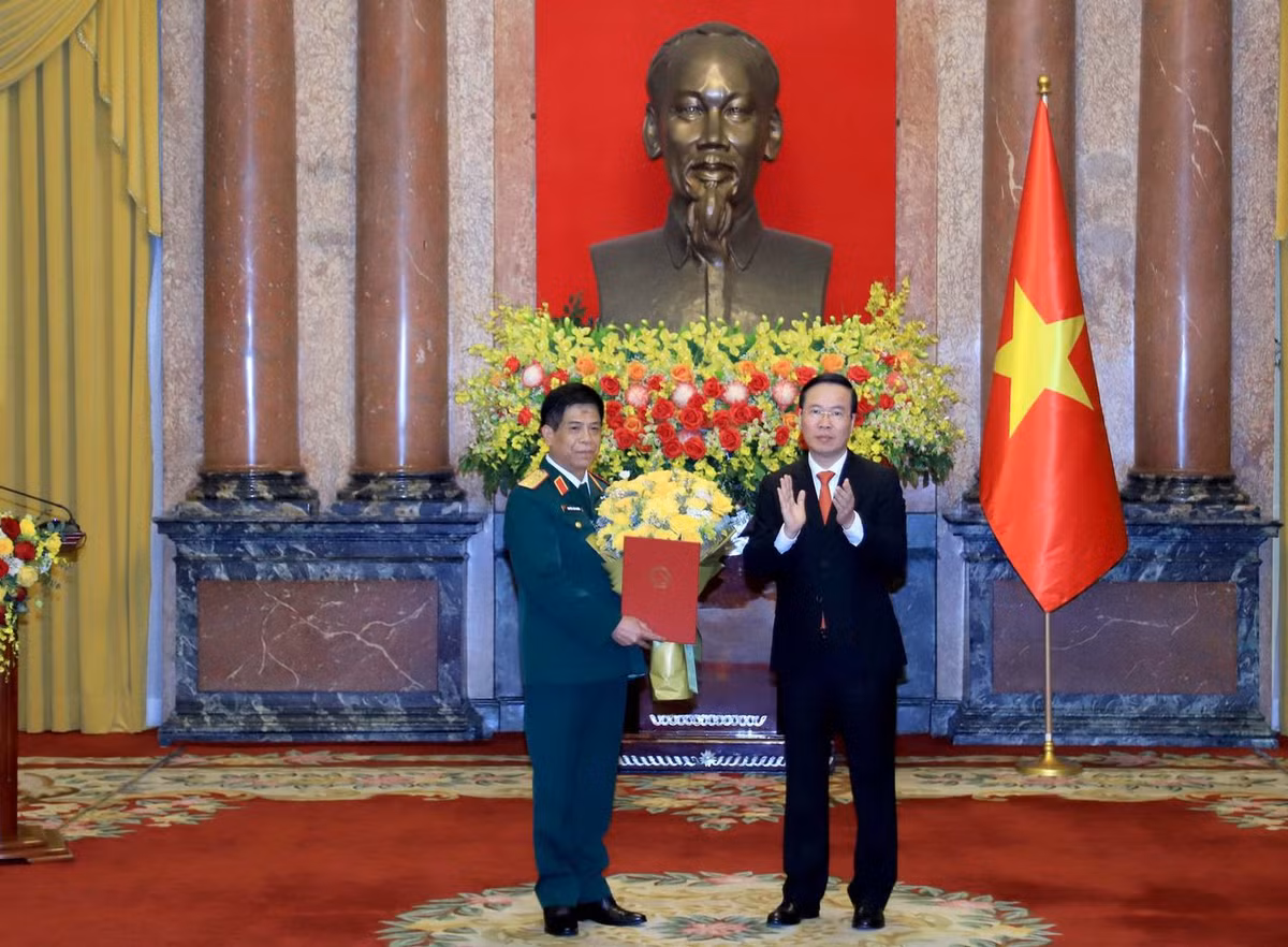 Chủ tịch nước Võ Văn Thưởng trao quyết định thăng quân hàm Thượng tướng Chu tich nuoc Vo Van Thuong trao quyet dinh thang quan ham Thuong tuong
