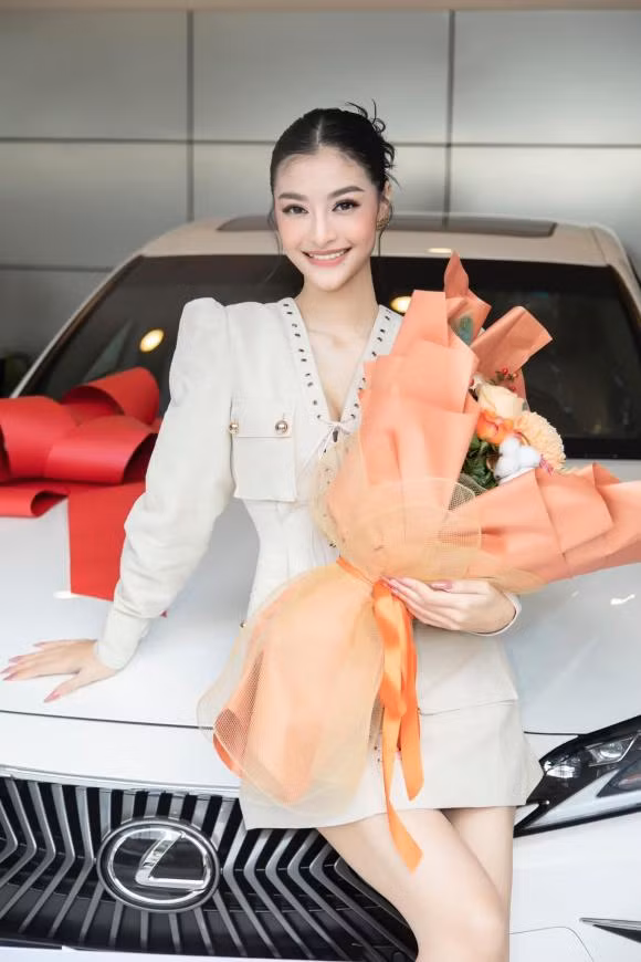 A hau Kieu Loan bat khoc khi don sinh nhat tren giuong benh
