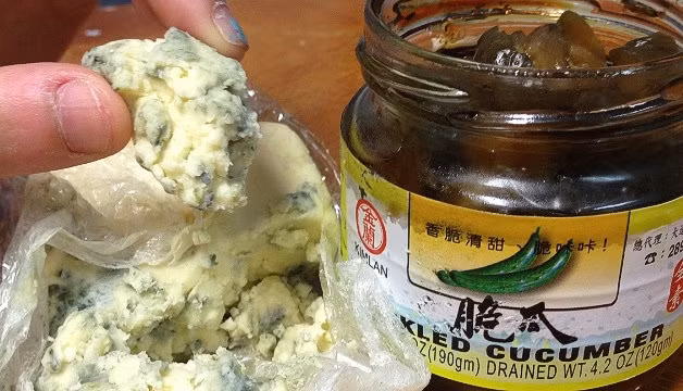 Một số hãng hàng không không phục vụ thức ăn trên chuyến bay, nhưng vui lòng, không biến khoang hành khách thành tủ lạnh cá nhân, đặc biệt là loại thức ăn nặng mùi.