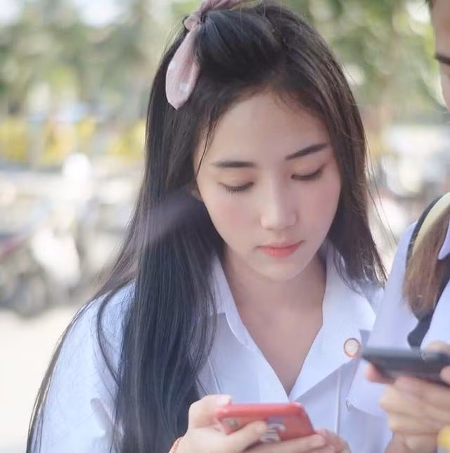  Atinuch Wattanasirichaikul (22 tuổi, biệt danh: Kaimook) nổi tiếng mạng xã hội Thái Lan với bức ảnh chụp lén thời còn học phổ thông. Có gương mặt khả ái, mũi cao dọc dừa, đôi mắt to, làn da trắng và thần thái hút hồn, cô được nhiều người mệnh danh "thiên thần", "hot girl học đường".