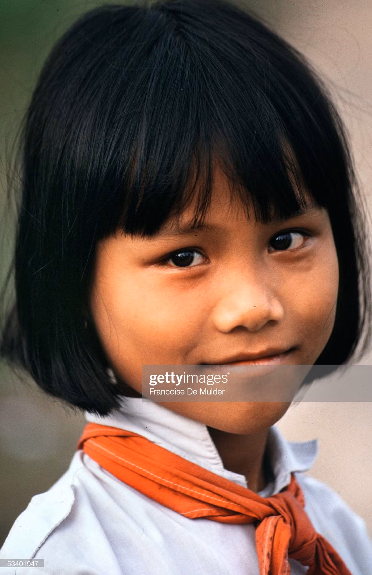 Chân dung một bé gái đội viên Thiếu niên tiền phong.