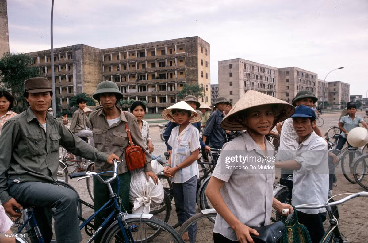 Người dân ở khu tập thể Quang Trung, thành phố Vinh năm 1989. Khu nhà tập thể cao tầng này được xây dựng từ năm 1974 với sự giúp đỡ của CHDC Đức. Ảnh: Francoise De Mulder/ Getty Images.