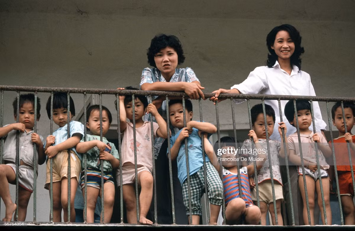 Hai cô giáo và các trẻ em mầm non tại một nhà trẻ mẫu giáo ở Vinh.