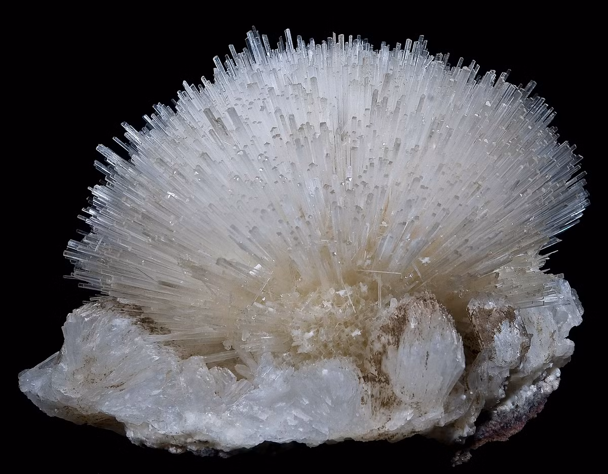 Natrolite là aluminosilicat natri ngậm nước, tồn tại trong những hốc đá bazan và ở các mạch nhiệt dịch. Khoáng vật này tạo thành những tinh thể dài màu trắng, tỏa tròn.