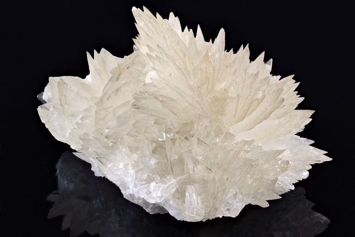 Colemanite là hidroxit borat canxi ngậm nước, hình thành khi nước biển bốc hơi. Đây là nguồn cung cấp bor chính trước khi người ta phát hiện ra kernite.