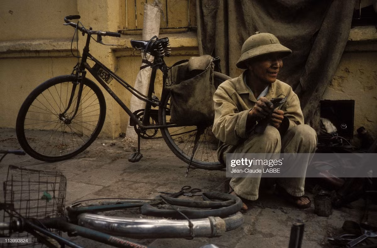 Tiệm sửa xe đạp trên vỉa hè, Hà Nội năm 1994. Ảnh: Jean-Claude Labbe/ Getty Images.