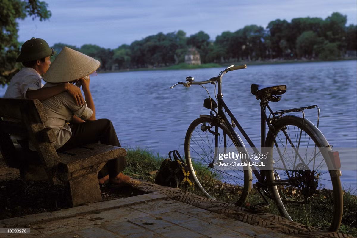 Cặp đôi bên hồ Gươm.