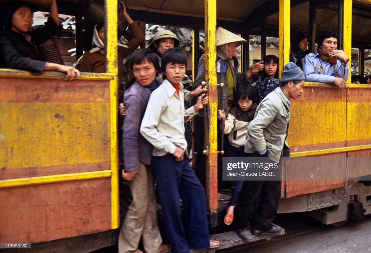 Một toa tàu điện chật kín hành khách.