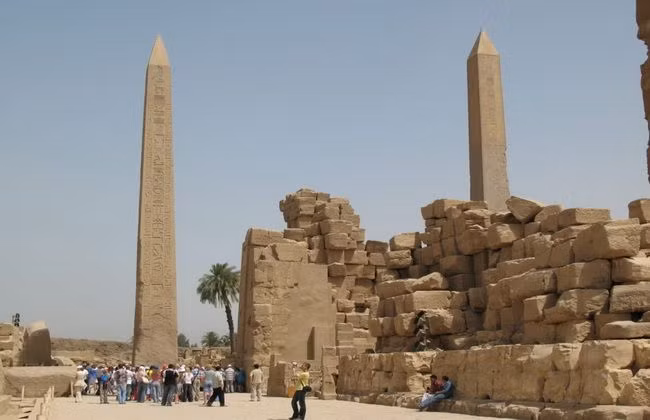 Dưới sự chỉ đạo của bà, các công nhân đã dựng được những cột tháp obelisk cao nhất trên thế giới tại các đền Karnack, đền Pakhet ở phía Đông dòng sông Nile, và đền an táng của bà ở bờ Tây sông Nile.