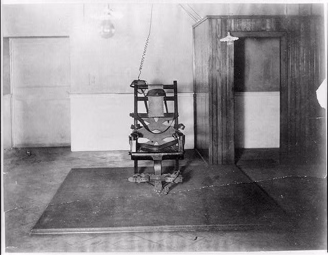 Vào ngày 6/8/1890, tại nhà tù Auburn ở New York, vụ tử hình bằng ghế điện đầu tiên trong lịch sử đã được thực hiện, đánh dấu sự xuất hiện của một hình thức thi hành án tử chưa từng có.