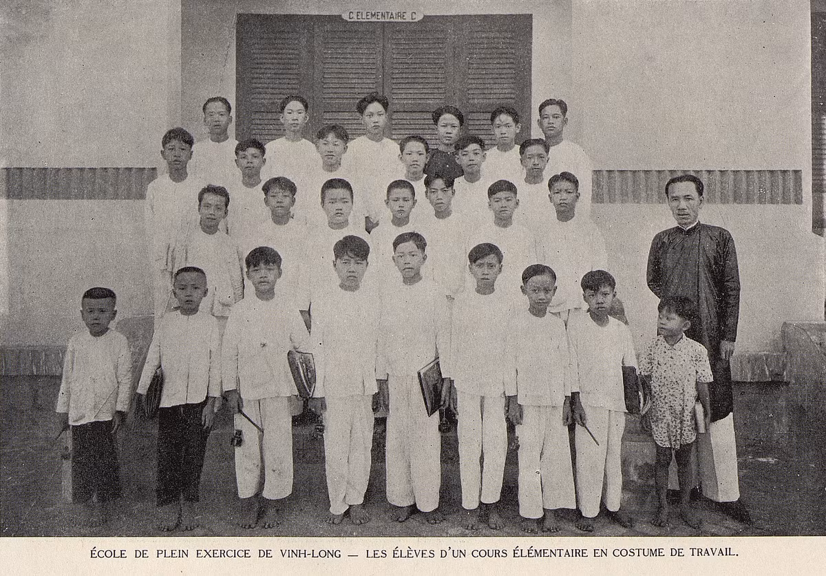 Học sinh tiểu học mặc đồng phục tại trường tư thục ở Vĩnh Long.