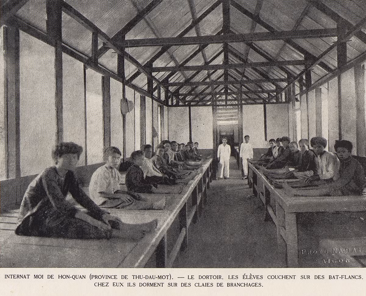 Học sinh ngồi trên giường tập thể ở ký túc xá của trường nội trú ở Hớn Quản, Thủ Dầu Một.