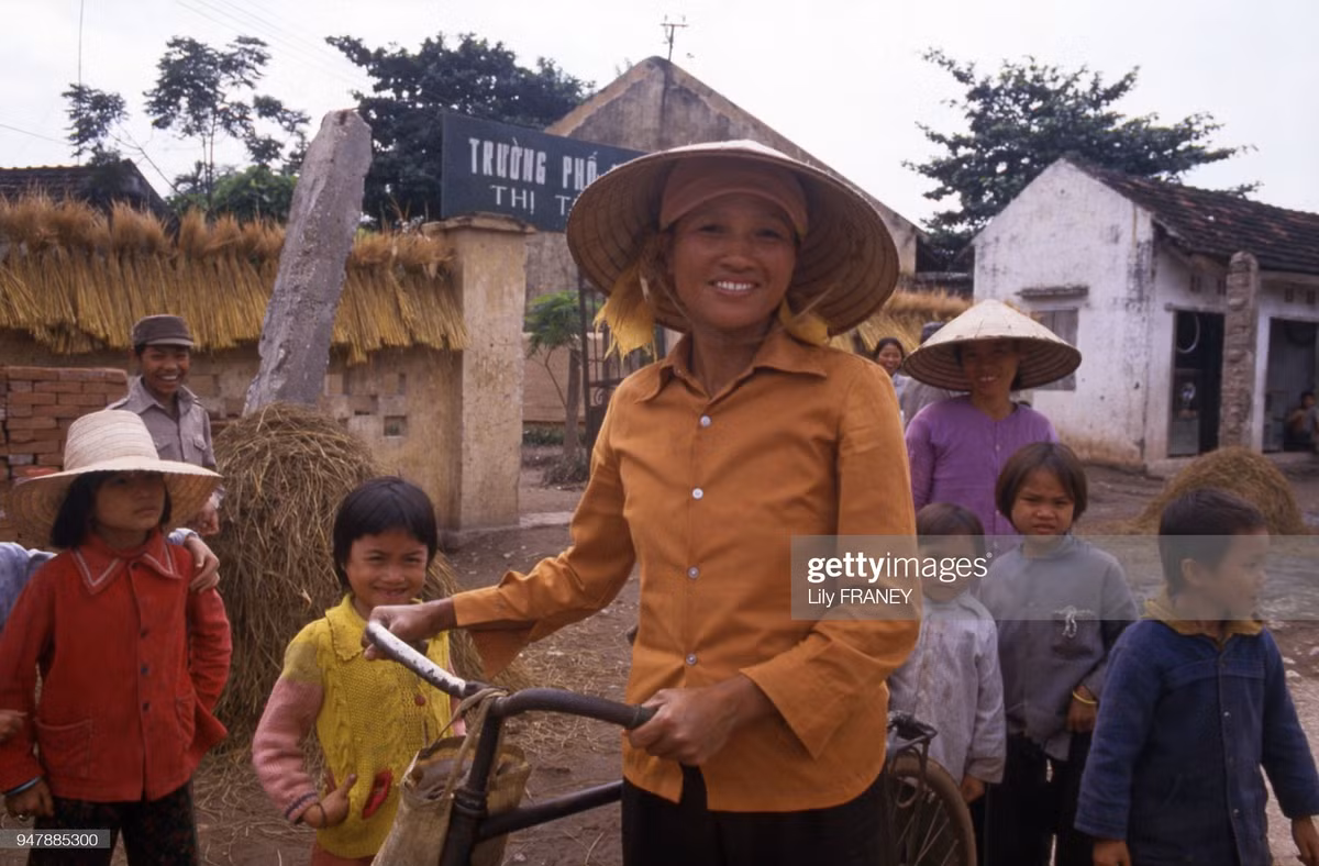 Phụ nữ và trẻ em ngoài cổng trường PTCS Thị trấn Phùng.