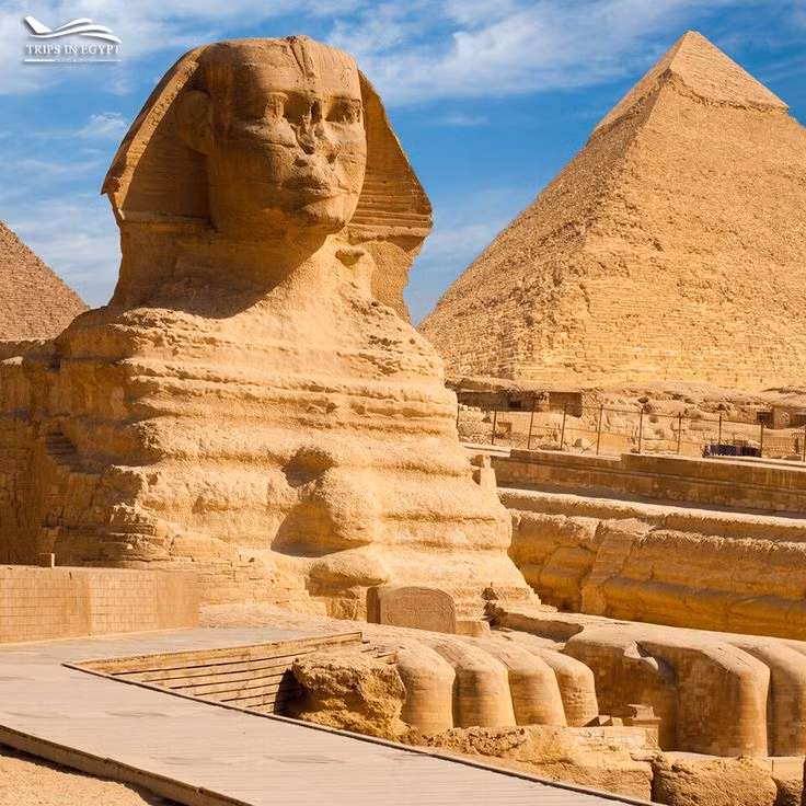 Theo tri thức phổ thông, bức tượng đã có khoảng 4.500 tuổi, được dựng cho Khafre, pharaoh thuộc Triều đại thứ Tư của Ai Cập cổ đại, sống vào khoảng năm 2603-2578 TCN. Lăng mộ của ông là kim tự tháp cao thứ hai ở Giza, sau Đại Kim tự tháp của Khufu (Kheops) – cha ông.