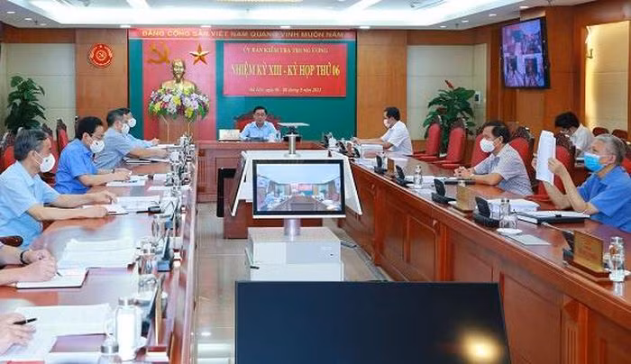 Hai dai ta quan doi bi cach het chuc vu trong Dang vi sai pham