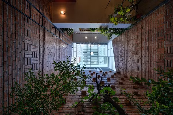 Khu vực giếng trời giúp đón nắng, gió trong nhà.