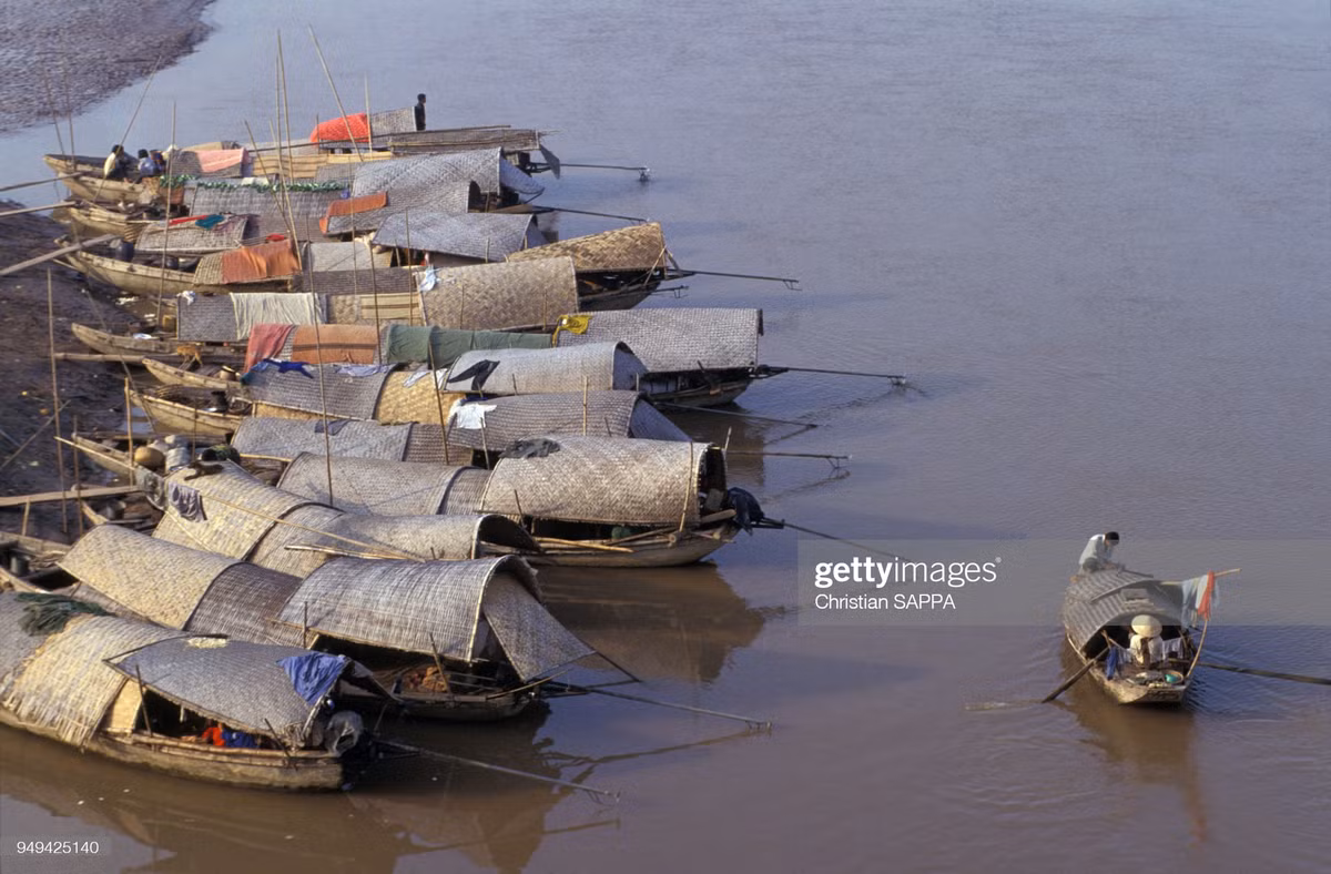 Những con thuyền bên bãi sông Hồng ở Hà Nội.