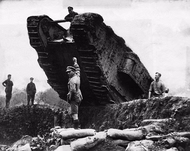 Sáng ngày 20/11/1917, Tập đoàn quân Thứ Ba của Anh đã đem tất cả các xe tăng có sẵn – gần 500 chiếc – thẳng tiến tới các phòng tuyến của Đức cùng với sự hỗ trợ từ bộ binh, kỵ binh và không quân.
