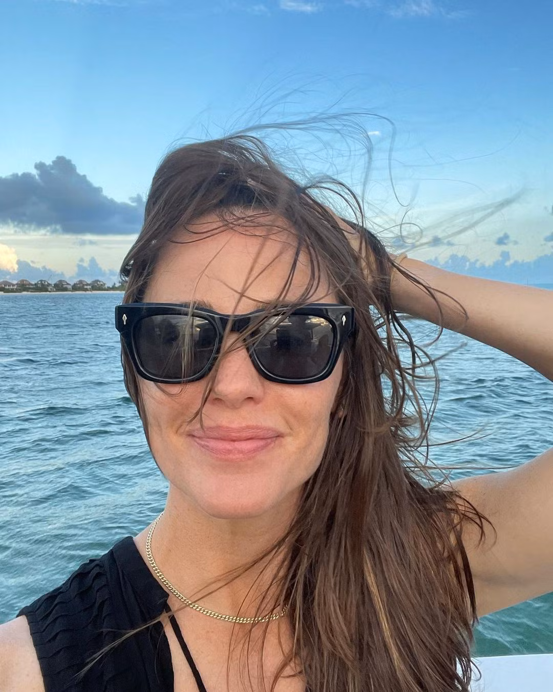"Cô ấy quyến rũ tại các lễ trao giải và trên thảm đỏ. Nhưng ở hậu trường, Jennifer cũng khiến người ta ngưỡng mộ với gương mặt mộc, tóc rối và kính cận" - US Magazine chú thích trong loạt ảnh về nữ diễn viên. Ảnh: @jennifergarner.