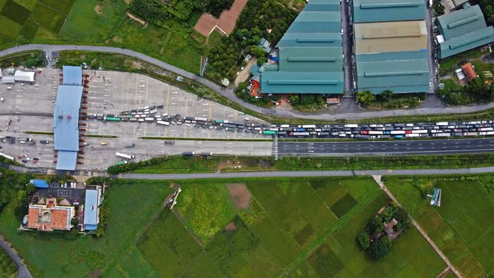 Việc kiểm soát tất cả xe, trong khi chỉ có một làn dành cho phương tiện luồng xanh được qua chốt khiến lượng lớn phương tiện bị ùn tắc. Trong hình, hàng trăm ôtô đang chuyển hướng để vào khu vực làn kiểm soát xe luồng xanh gây xung đột giao thông.