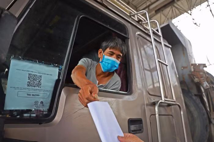 Ngoài mã QR luồng xanh vận tải, các giấy tờ có liên quan của tài xế cũng được thanh tra giao thông kiểm soát chặt. Việc này được thực hiện theo chỉ đạo của Sở GTVT Hà Nội nhằm kiểm soát các phương tiện đi từ vùng dịch và ngăn tình trạng tài xế lợi dụng được cấp mã luồng xanh vận tải để chở người và hàng hóa vi phạm.