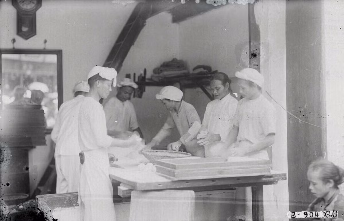 Xưởng làm bánh Trung thu trên phố Hàng Đường.