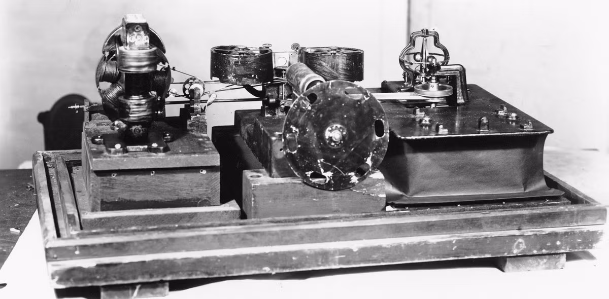 Từ thập niên 1890, Edison đã phát triển máy ảnh và thiết bị xem hình ảnh và tổ chức một số buổi xem thử. Vào ngày 30/8/1897, ông đã nhận được bằng sáng chế cho Kinetograph, chiếc máy quay phim của mình.