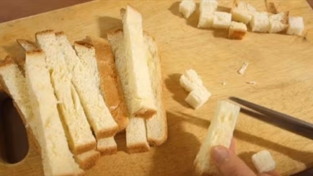 Cách làm bánh Trung thu bằng sandwich cực độc đáo Cach lam banh Trung thu bang sandwich cuc doc dao