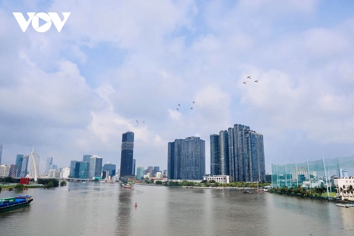 Trực thăng huấn luyện kéo cờ Đảng, cờ Tổ quốc trên bầu trời TP.HCM - Hình 3 Truc thang huan luyen keo co Dang, co To quoc tren bau troi TP.HCM-Hinh-3