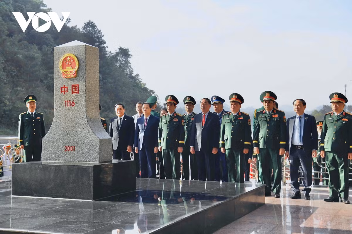 Mở đầu hoạt động Giao lưu hữu nghị quốc phòng biên giới Việt Nam - Trung Quốc lần thứ 9, Bộ trưởng Phan Văn Giang và các đại biểu thực hiện nghi thức tại cột mốc chủ quyền quốc gia.
