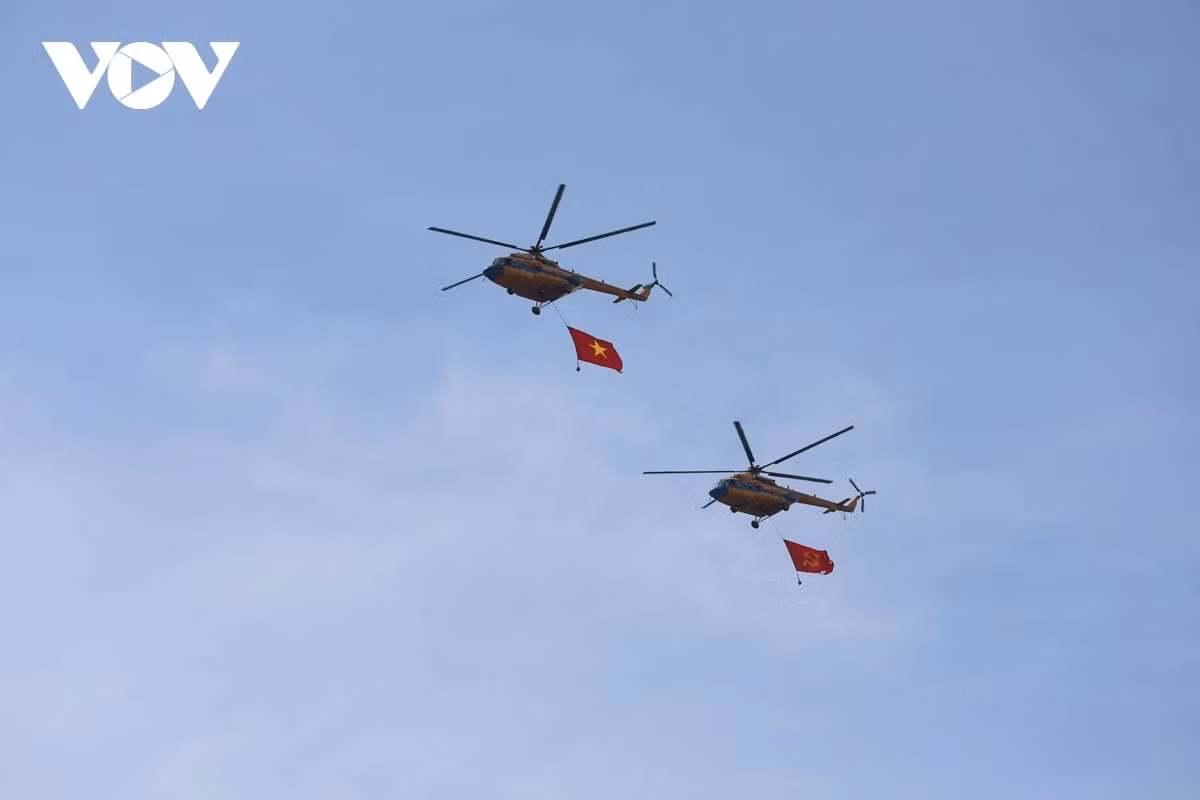 Trực thăng kéo cờ bay qua khu vực bến Bạch Đằng