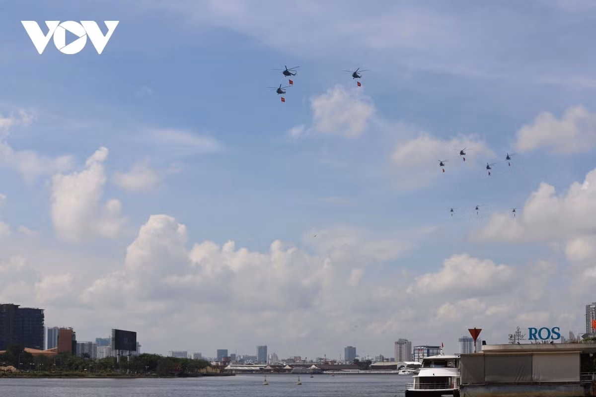 Trong sáng nay, biên đội bay trực thăng cũng thực hiện màn trình diễn kéo cờ vào trung tâm TP.HCM