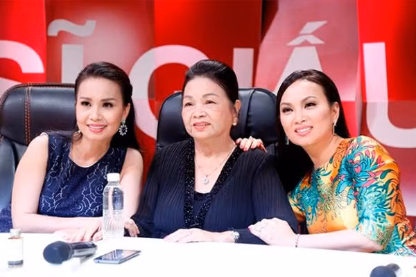 Khi nhắc đến mẹ, em gái Cẩm Ly nghẹn lòng: "Tôi nhớ có lần mẹ đi giao hàng về thì trời mưa, về tới nhà mở áo mưa ra thì mất sạch chỗ tiền. Mẹ tôi khóc rất nhiều. Hình ảnh đó cứ ám ảnh tôi mãi. Đến giờ tôi vẫn nhớ những ngày cực khổ mẹ nuôi tôi để có được ngày hôm nay".
