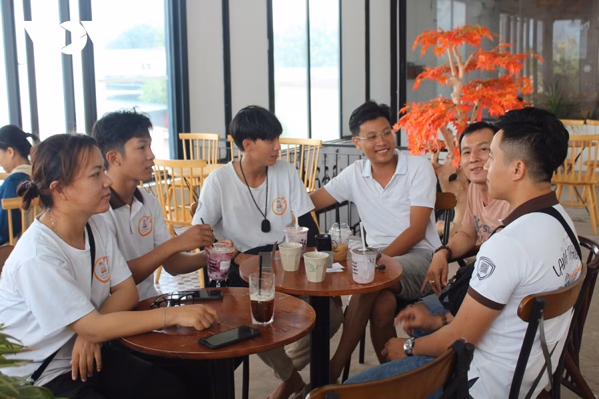 Những bạn trẻ ứng dụng công nghệ số làm du lịch ở đảo Phú Quý Nhung ban tre ung dung cong nghe so lam du lich o dao Phu Quy