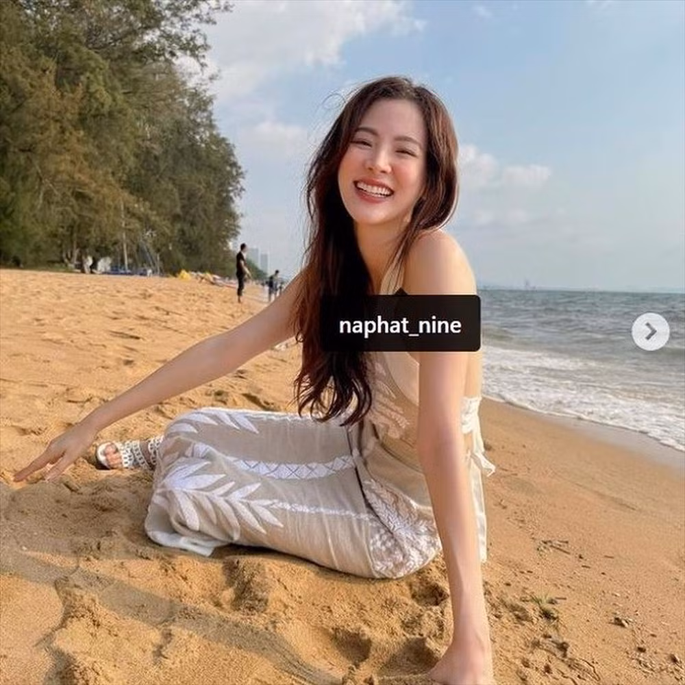 My nhan Thai Lan dep rang ngoi truoc ong kinh cua ban trai
