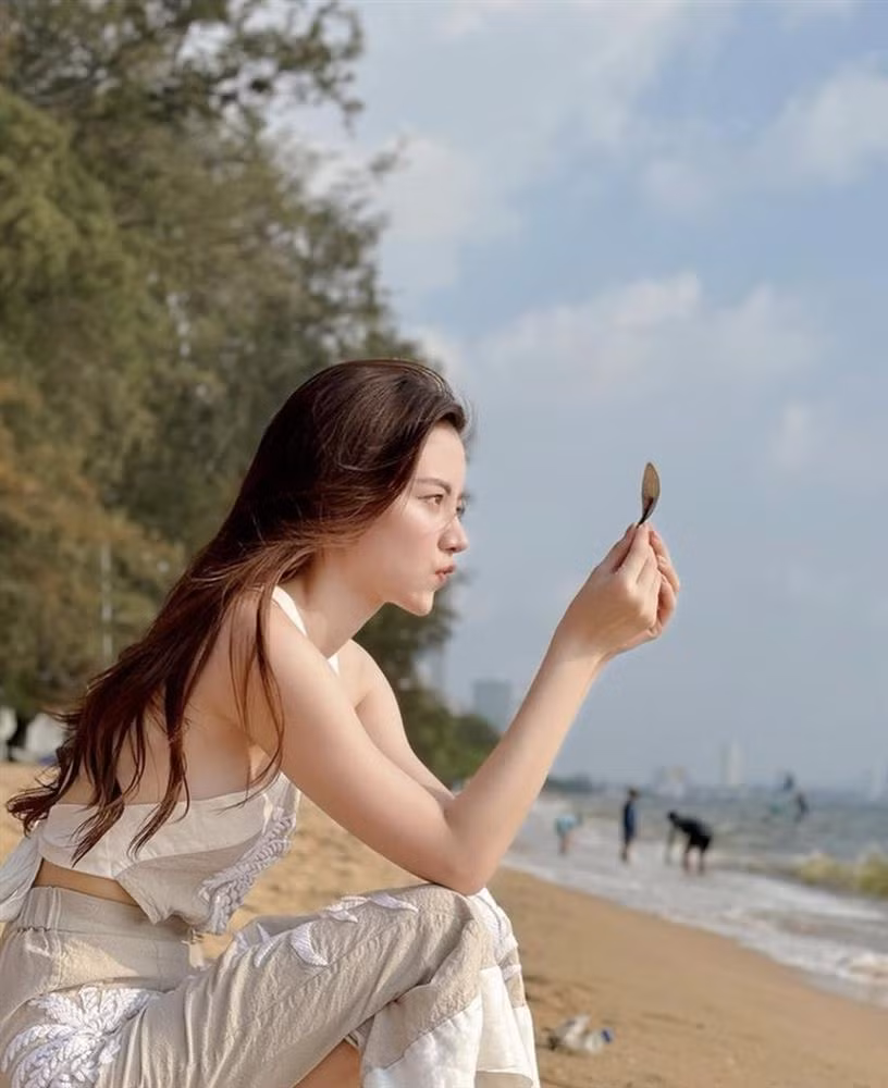 My nhan Thai Lan dep rang ngoi truoc ong kinh cua ban trai-Hinh-2