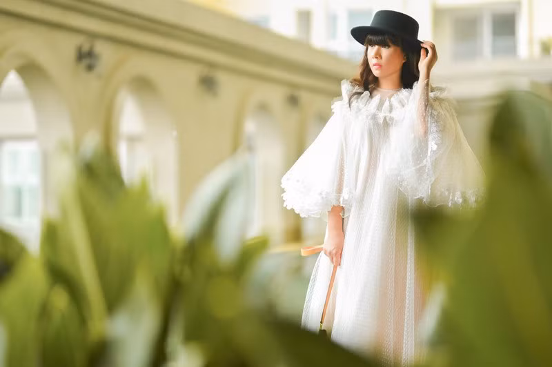 Vốn là tín đồ thời trang nên phụ kiện của Hằng Nguyễn cho bộ ảnh lần này không thể thiếu những chiếc túi xách, đôi boot của Louis Vuitton (Màu đen), Balenciaga (màu trắng)… còn mắt kính cô ưu ái hơn cho thương hiệu Dior. 