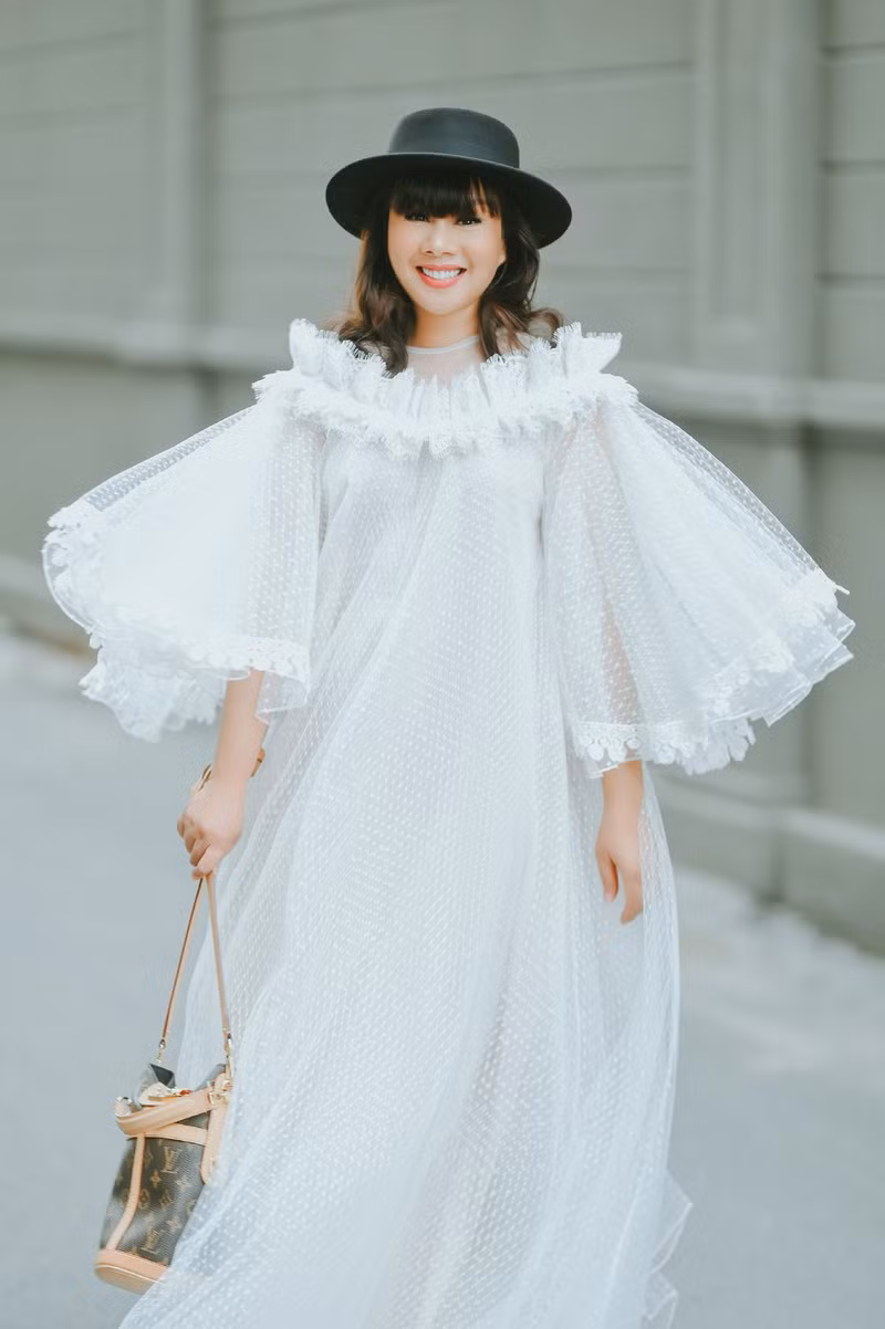 Mặc dù khá bận rộn với công việc kinh doanh, nhất là sau giãn cách xã hội, Hằng Nguyễn vẫn giành thời gian để ghi lại những khoảnh khắc thanh xuân của mình. 