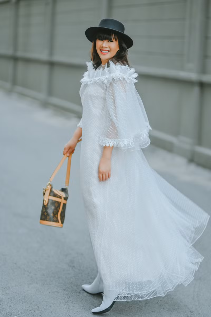 Hằng Nguyễn sử dụng chiếc túi Louis Vuitton phong cách “cặp lồng” đang rất hot hiện nay, hàng loạt sao Việt cũng đã sở hữu chiếc túi từ hàng thời trang danh giá này. 
