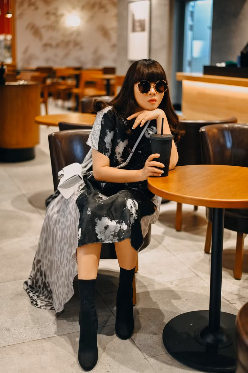 Chiếc túi da cá sấu màu trắng của Balenciaga giúp Hằng Nguyễn trẻ trung hơn rất nhiều. Đây cũng là chiếc túi hàng loạt siêu sao quốc tế ưu chuộng.