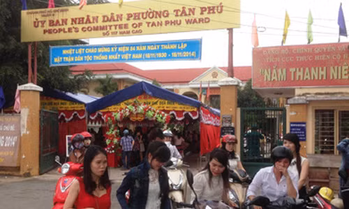 Suốt buổi trưa ngày nghỉ (chủ nhật 30/11), người dân địa phương vô cùng bức xúc không thể nghỉ ngơi vì bị tiếng nhạc và sự reo hò inh ỏi từ đám cưới trong trụ sở phường giữa khu dân cư.