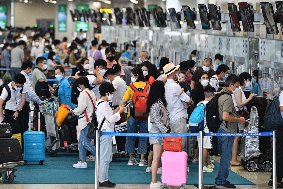 Sáng 29/4, sân bay Nội Bài (Hà Nội) đông đúc. 11h tại khu vực check-in của các hãng bay chật kín người xếp hàng làm thủ tục.