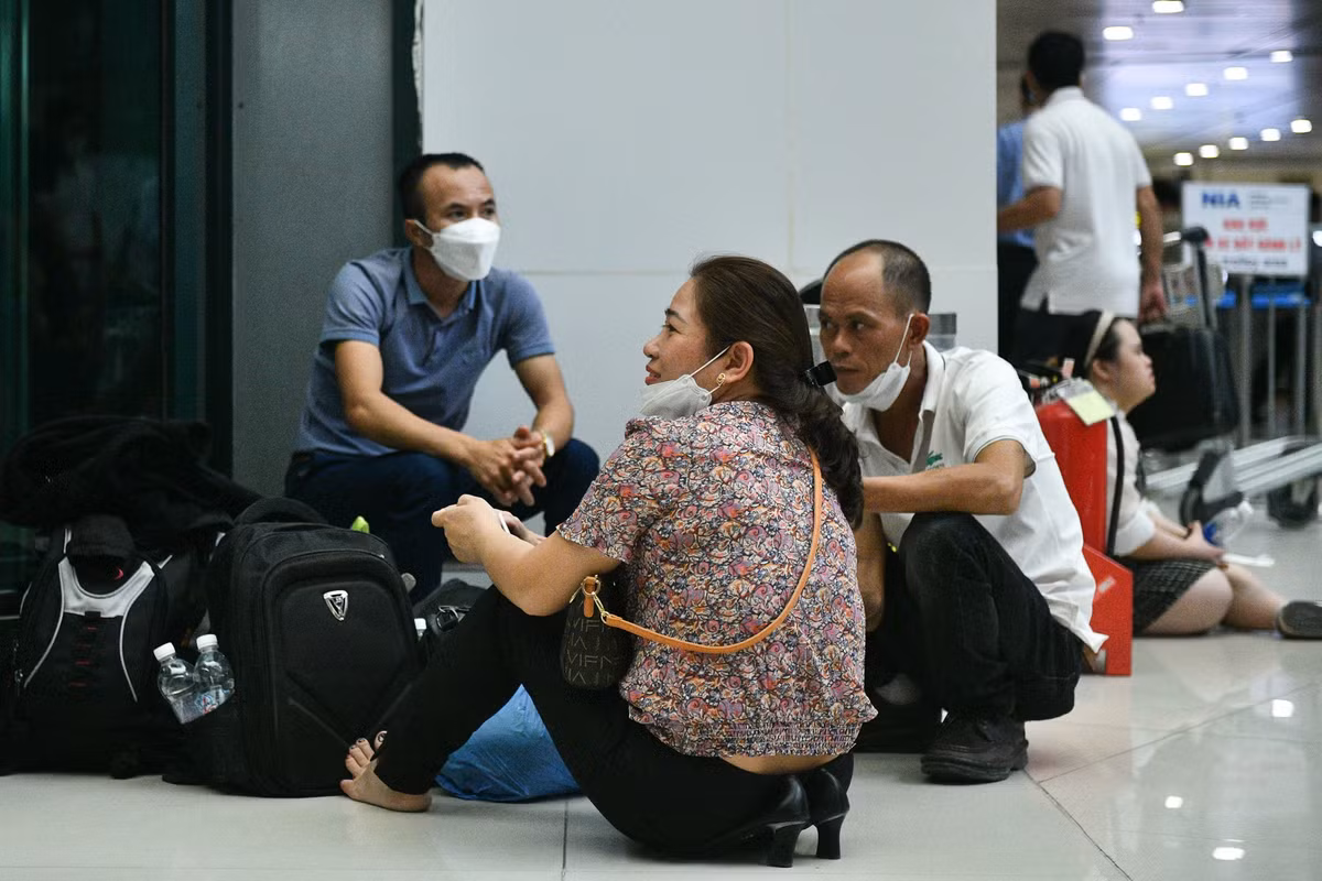 Chưa tới giờ vào cửa, nhiều hành khách cũng vạ vật khi khu vực ghế ngồi đã kín chỗ.