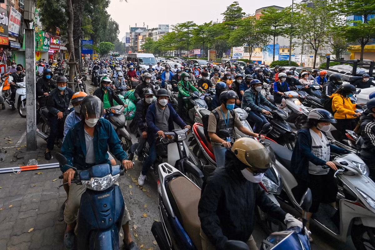 Anh Nguyễn Mạnh Cường, tài xế taxi công nghệ cho hay khi đi từ khu vực cầu Vĩnh Tuy đến Ngã Tư Sở chỉ mất khoảng 15 phút. Nhưng để vượt qua Ngã Tư Sở và trục đường Láng thì trung bình tài xế mất 30-45 phút. “Đường tắc cứng, thật sự rất mệt mỏi”, anh Cường nói.