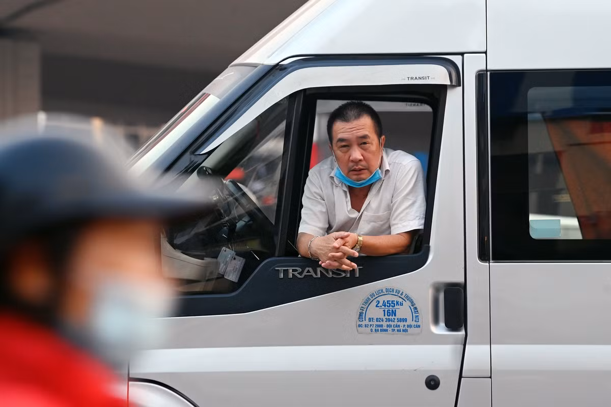 Nhịp đèn đỏ quá lâu cũng là nguyên nhân khiến các con đường thường xuyên quá tải. Thời gian chờ đèn đỏ hàng chục giây cộng với tắc đường khiến nhiều tài xế ngán ngẩm.