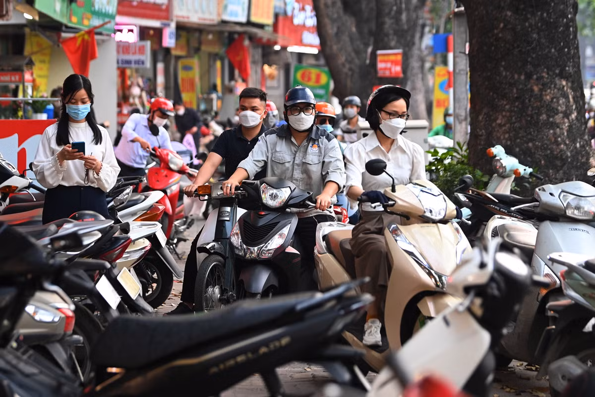 Vỉa hè xung quanh khu vực này mỗi khi ùn tắc giao thông lại trở thành nơi lưu thông của người đi xe máy.