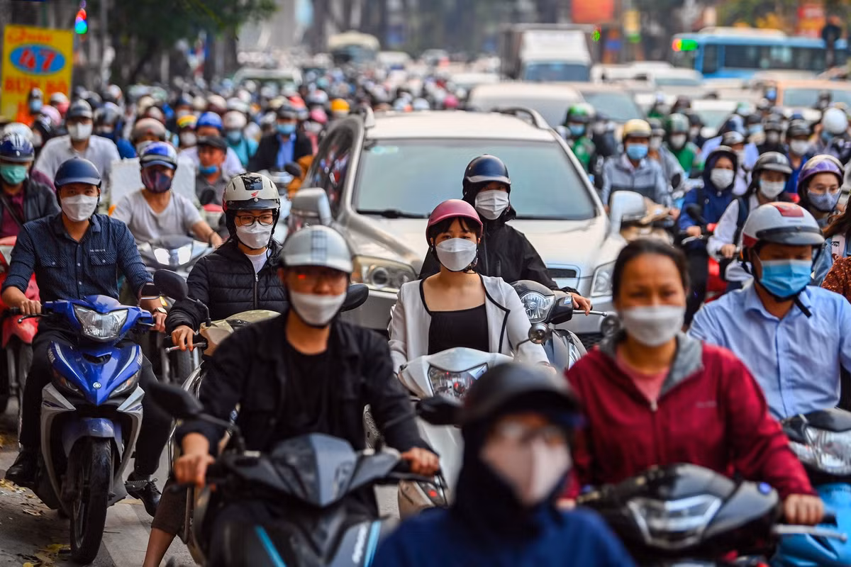 Đây là nút giao của các con đường có mật độ phương tiện lớn như đường Láng, Tây Sơn, Nguyễn Trãi và Trường Chinh.