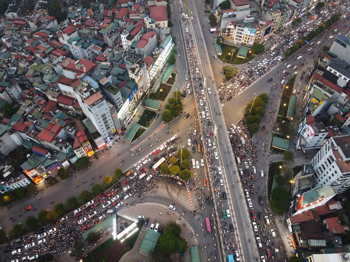 Tiến sĩ Phan Lê Bình, chuyên gia giao thông, nhận định trong thời gian tới, khi tuyến vành đai 2 trên cao và cầu Vĩnh Tuy 2 hoàn thành, áp lực phương tiện dồn về nút giao Ngã Tư Sở và đường Láng còn tiếp tục tăng. Điều này đòi hỏi cơ quan chức năng cần tính tới các giải pháp hoàn thiện hạ tầng để tránh biến đây thành một điểm nghẽn trên trục vành đai tỷ USD của Hà Nội.