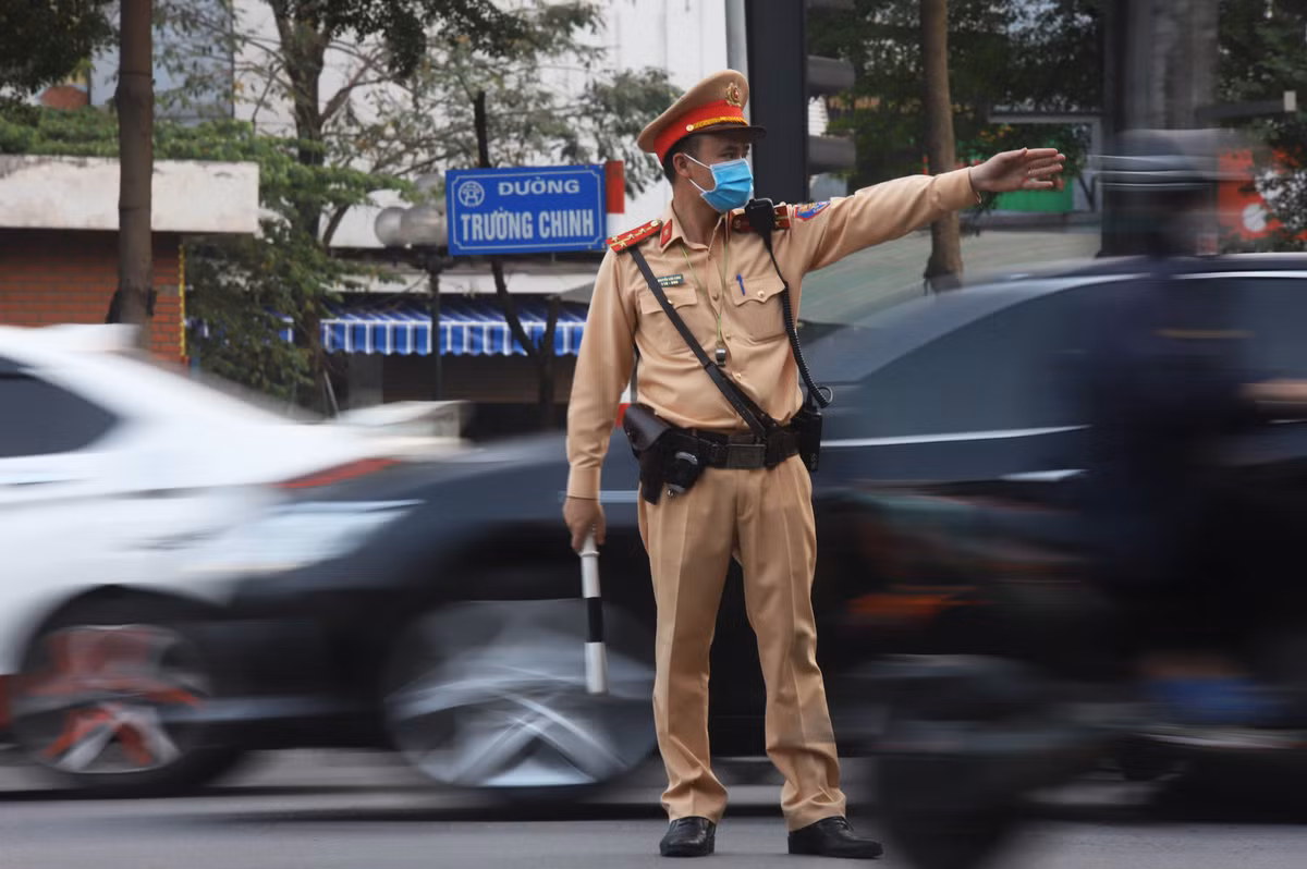 Đội CSGT số 3, Phòng CSGT Công an Hà Nội, triển khai lực lượng cắm chốt tại nút giao này. “Ùn tắc có thể xảy ra bất cứ lúc nào trong ngày nên chúng tôi luôn phải sẵn sàng phân luồng chứ không cố định vào các khung giờ cao điểm như những nơi khác”, một cán bộ nói.